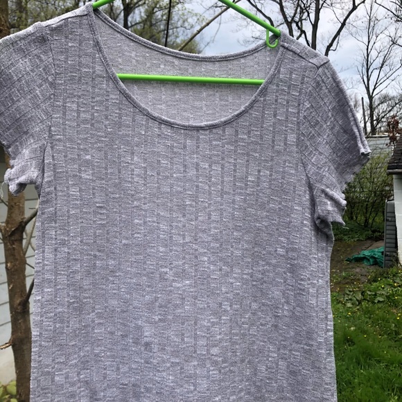 Light frilly t-shirt - Picture 2 of 2